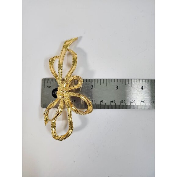 Vintage TRIFARI Gold-Tone Bow-Shaped Brooch Pin With Textured Detailing & Secure - Picture 6 of 7